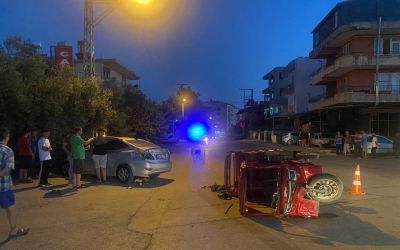 Üç tekerli elektrikli motosiklet otomobille çarpıştı: 4 yaralı
