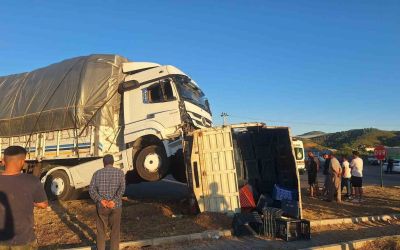 Manavgat’ta tır ile kamyonetin çarpıştığı kazada 1 kişi yaralandı
