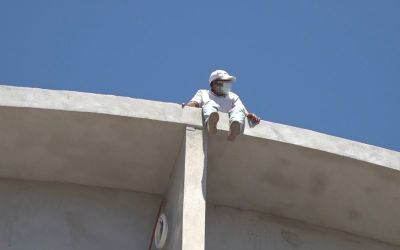 Alanya’da çatıya çıkan şahıs ekipleri alarma geçirdi
