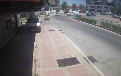 Kamyonete çarpmamak için fren yaptı, devrilen motosikletiyle sürüklenip yaralandı
