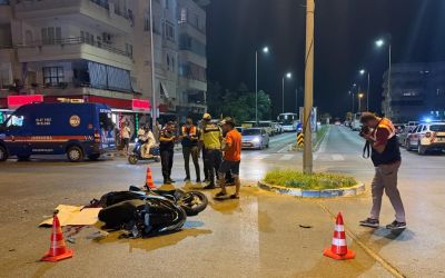 Alanya’da hafif ticari araçla çarpışan motosikletli genç yaralandı
