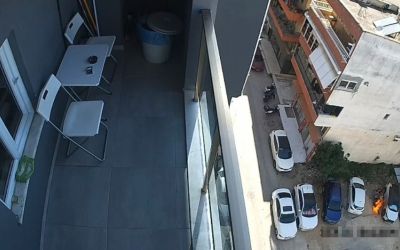 Park ettiği motosiklet alev topuna döndü, diğer araçlara sıçramaması için hayatını hiçe saydı

