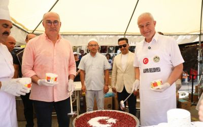 Başkan Özçelik kazanın başına geçip vatandaşlara aşure ikram etti
