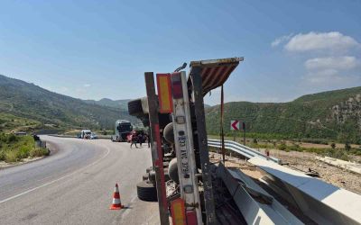 Antalya-Konya yolunda devrilen tırın sürücüsü yaralandı
