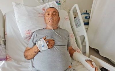 Tur otobüsünün sıkıştırdığını iddia ettiği motosiklet sürücüsü ağır yaralandı
