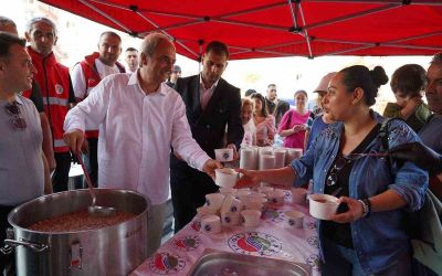 Başkan Kocagöz aşure bereketini vatandaşlarla paylaştı
