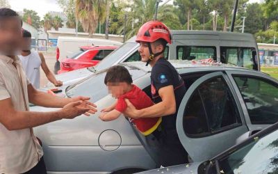 Antalya’da otomobilde kilitli kalan çocuğu itfaiye kurtardı
