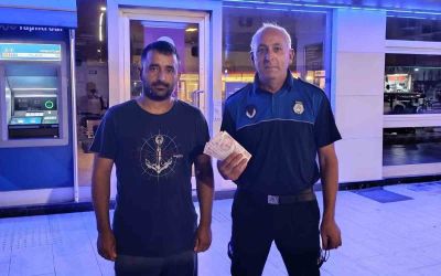 ATM’de bulduğu parayı zabıtaya teslim etti

