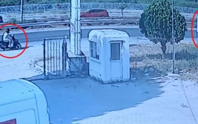 Yol kenarındaki tabelaya çarpan motosikletli kask sayesinde hayata tutundu
