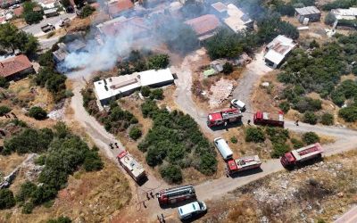 İnşaat malzemelerinin bulunduğu baraka alevlere teslim oldu
