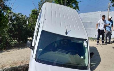 Manavgat’ta hafif ticari araç sulama kanalına düştü
