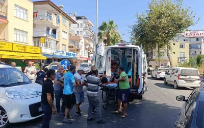 Antalya’da ’U’ dönüşü yapan araçla çarpışan motosikletteki 2 kişi yaralandı

