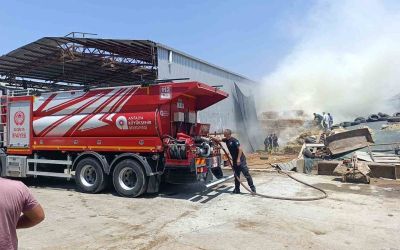 Antalya’da besihanede çıkan yangında 60 saman balyası kül oldu

