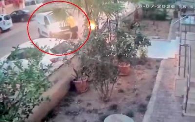 Tartıştığı kişinin üzerine aracı sürüp kapıya sıkıştırdı: O anlar kameraya yansıdı
