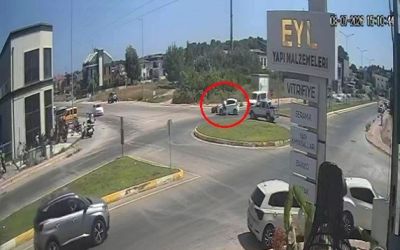 Kaza yapan motosiklet sürücüsü sinirini otomobilin camından çıkardı
