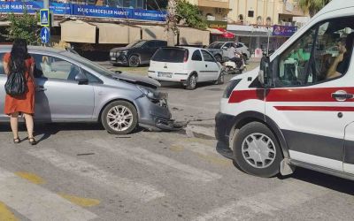 Manavgat’ta otomobiller çarpıştı, sürücüler yaralandı
