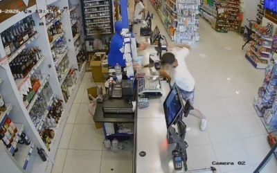 Böyle gaspçı görülmedi: Marketten parayı alıp kaçtı, içinde çocuk olan otomobili de kaçırdı, yaya olarak kaçarken cep telefonu gasp etti
