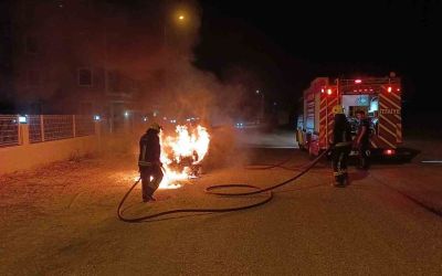 Seyir halindeki otomobil alev topuna döndü

