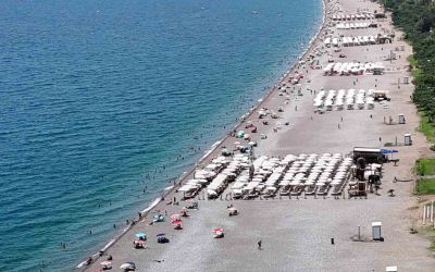 Antalya’da termometreler 38 dereceyi gösterdi, sahiller doldu
