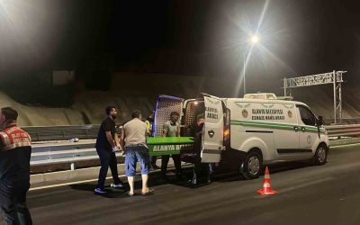 Alanya’da motosiklet bariyerlere çarptı, sürücü hayatını kaybetti

