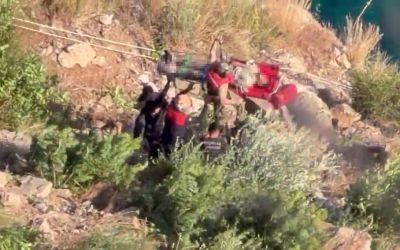 Denize uçan otomobilin 7 saatlik operasyonla kurtarılan sürücüsü hastanede hayatını kaybetti
