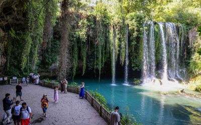 Düden Şelalesi sıcak Antalya günlerinde ziyaretçilerine serin mola mekanı oldu
