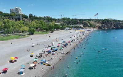 Büyükşehir’den Konyaaltı Sahili’nde 7/24 temizlik mesaisi
