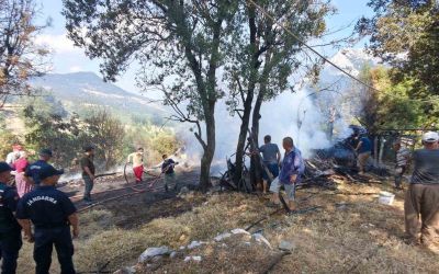 Kumluca’da odunlukta başlayan yangın boş evin bahçesine sıçradı
