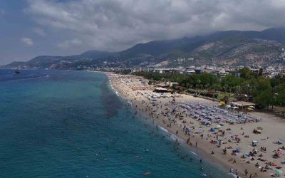 Alanya’da tatilciler deniz ve güneşin tadını çıkardı
