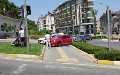Otomobil yaya geçidine çıktı, 2 kişi yaralandı
