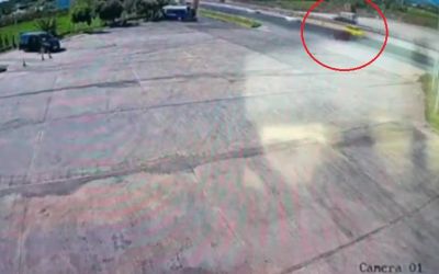 Alkollü sürücü önce bariyerlere, ardından seyir halindeki taksiye çarptı
