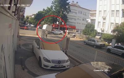 Kamyonet ile otomobil kavşakta çarpıştı, vatandaşlar ’sürekli kaza oluyor’ diyerek önlem alınmasını istedi
