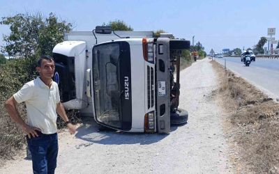 Devrilen kamyondan burnu kanamadan çıktı, aracının başında ekipleri bekledi
