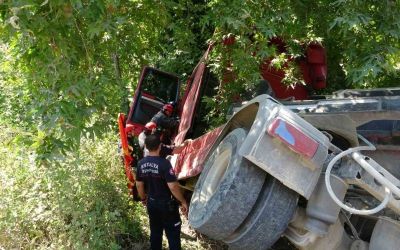 Devrilen çekici çınar ağacına takıldı sürücü araç içinde sıkıştı
