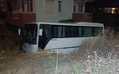 Antalya’da midibüs otomobille çarpıştı: 6 yaralı
