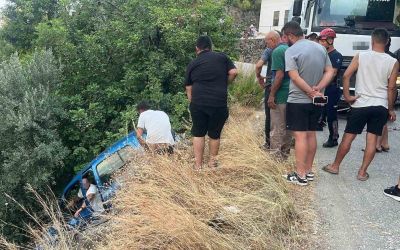 Sürücüsüyle şarampolde asılı kalan otomobil, beton mikserine halatla sabitlendi

