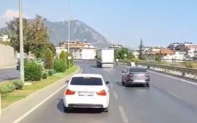 Alanya’da itfaiyeye yol vermeyen sürücü cep telefonu kamerasında
