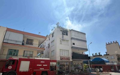 Antalya’da yangında ev sahibi ve bir itfaiye eri dumandan etkilendi
