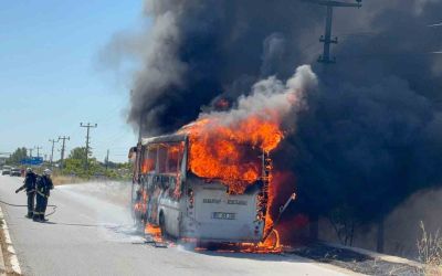 Antalya’da yolcu midibüsü alev alev yandı, sürücü yolcuları tahliye etti
