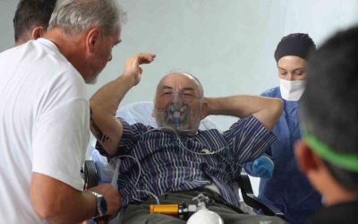 İnşaatın bodrum katına boya taşıyan 2 işçi kokudan baygınlık geçirdi
