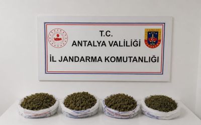 Evde yapılan aramada 1 kilo 979 gram kubar esrar ele geçirildi

