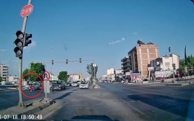 Otomobile çarpan motosiklet sürücüsünün kaskı fırladı, havada takla atıp yere savruldu
