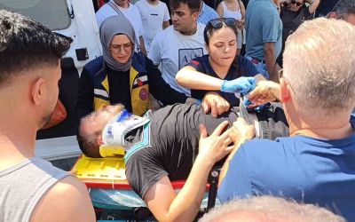 Otomobil ile çarpışan motosikletli metrelerce havaya savruldu
