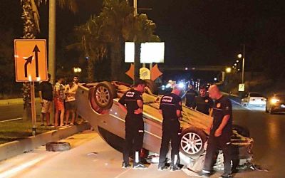 Önündeki motosiklete çarpmamak için direksiyonu kırdı, takla attı
