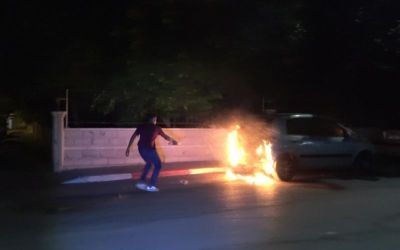 Park halindeki araç alev alev yandı, vatandaşlar su şişesi ile söndürmeye çalıştı
