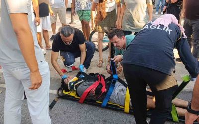 Sürüklenen motosiklet yayaların arasına daldı: 3 yaralı
