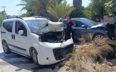 Otomobil ile hafif ticari araç kafa kafaya çarpıştı: 1 yaralı
