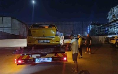 Trafik kavgasında ticari taksi sürücüsünün yumruk attığı yaşlı adam yere düştü
