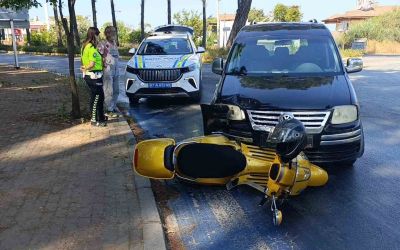 Hafif ticari araç motorlu bisiklete çarptı: 1 yaralı
