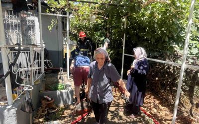 Yaşlı çift alevlerin sardığı evden komşuların uyarısıyla çıktı
